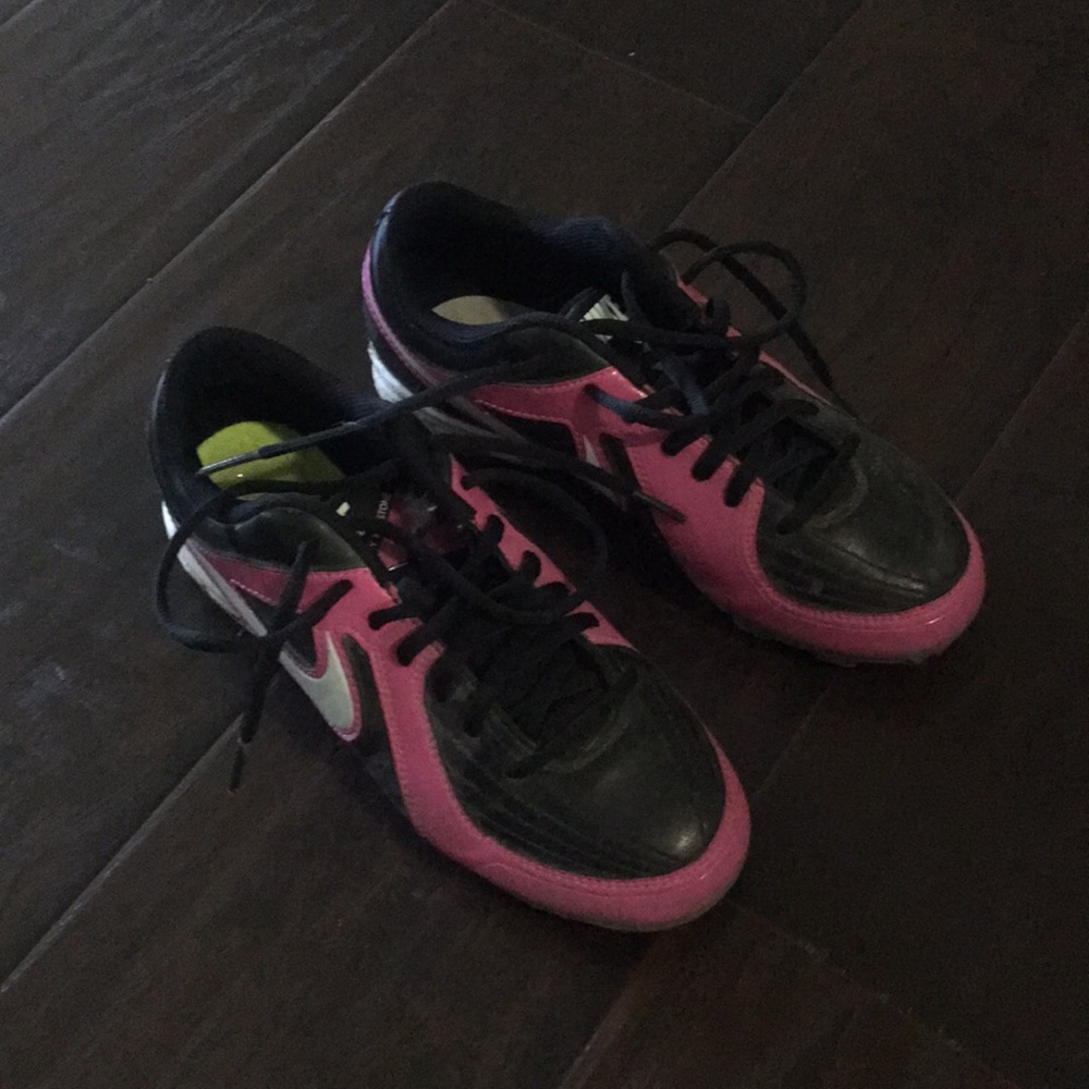 Nike youth softball cleats size 4.5y great cond